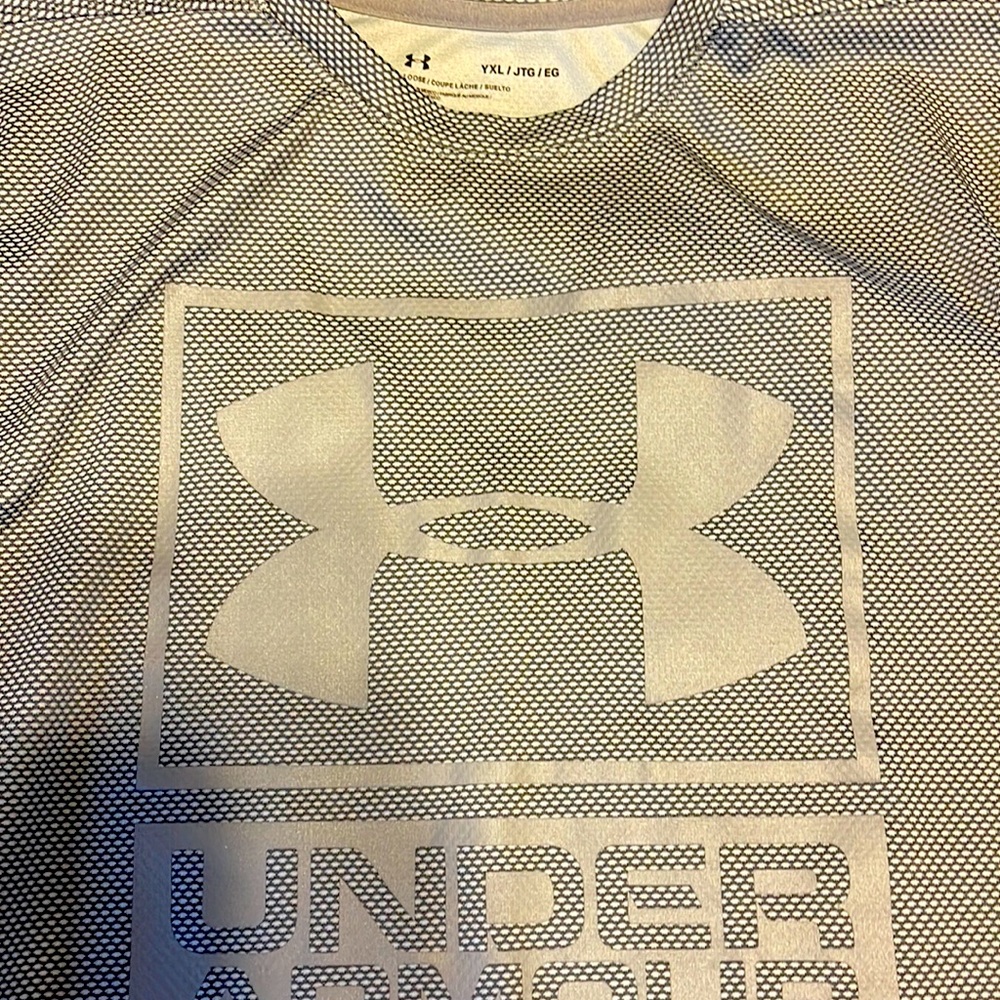 Like new boys under armor shirt